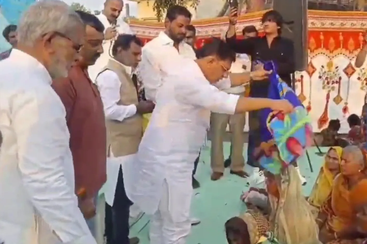 સાવરકુંડલા ટ્રસ્ટ દ્વારા 5,000થી વધુ ગરીબ પરિવારોને ધાબળા વિતરણથી માનવતાની અનોખી સેવા 2 savarkundla human service trust 1.jpeg