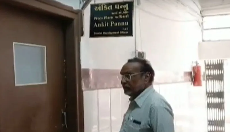 સોયલી ગામમાં કૃષિ સહાયના નામે ખેડૂતોને લૂંટવાનો ખુલાસો 2 soili village subsidy scam 2.jpg