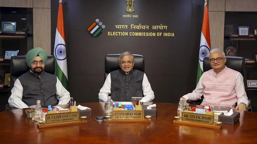 CEC જ્ઞાનેશ કુમારની ખુરશી ખતરામાં! વિપક્ષે શિયાળુ સત્રમાં પદ પરથી હટાવવા માટે લાવશે પ્રસ્તાવ 3 ECM.jpg