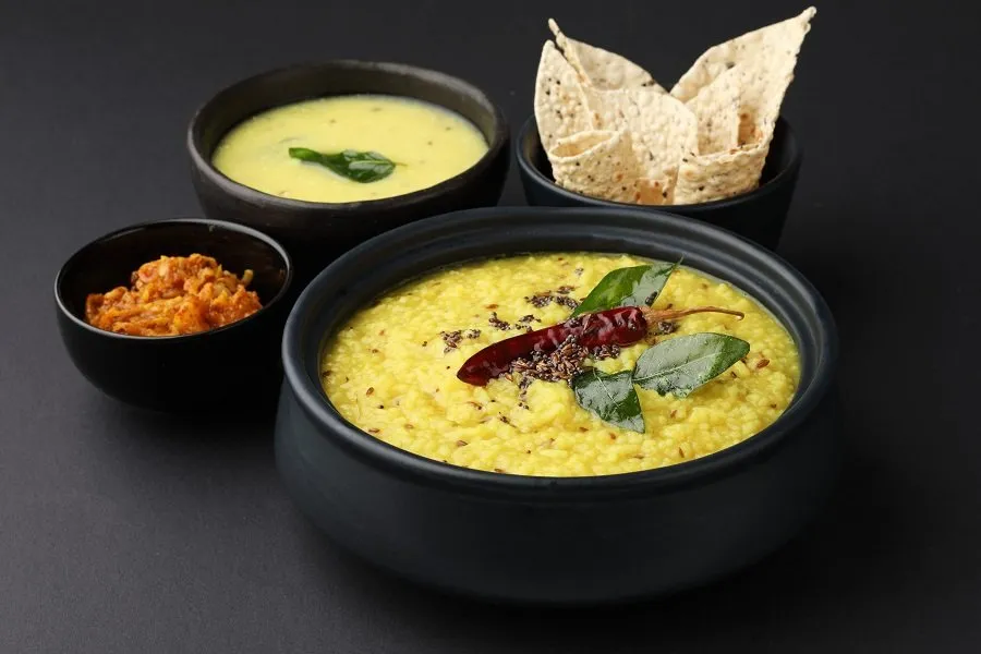 જેઠાલાલની મનપસંદ ગુજરાતી કઢી-ખિચડી: સ્વાદ અને સ્વાસ્થ્યનો સંગમ! 2 Gujarati Kadhi Khichdi