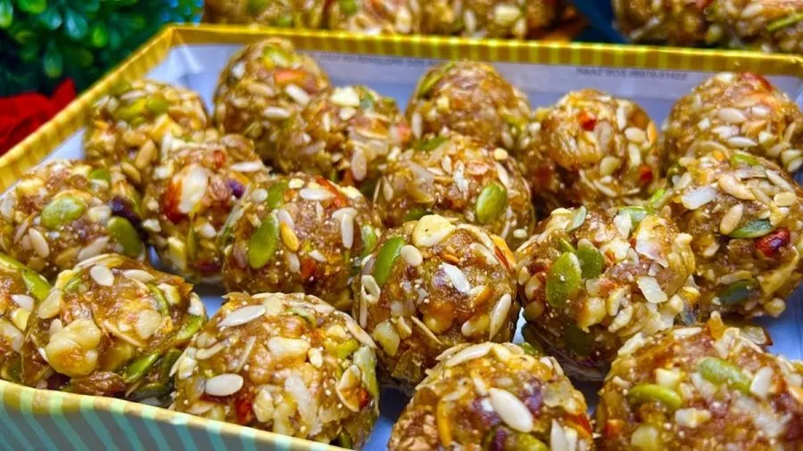 શિયાળામાં હાડકાંને બનાવો મજબૂત! કેલ્શિયમથી ભરપૂર ડ્રાય ફ્રૂટ લાડુ બનાવો, ચાસણી કે ખાંડ વગર! 2 Dry fruit laddu