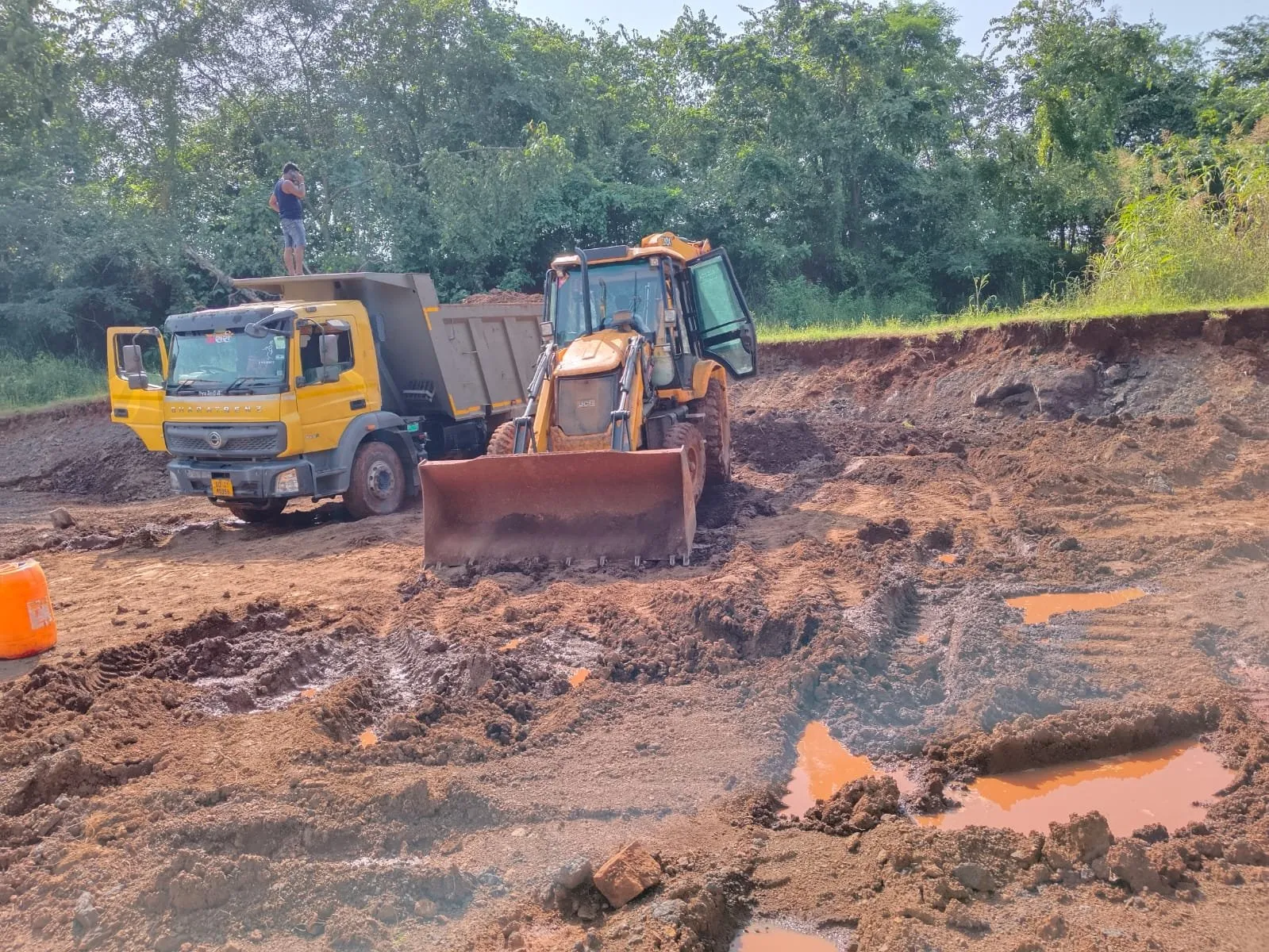 Valsad: નાનાપોઢામાં માટી ચોરોએ માઝા મૂકી, ભુસ્તરશાસ્ત્રી મન ચૌધરીનું "મન" ક્યાં લાગ્યું છે? બેફામ માટી ખનન, ડમ્પર દ્વારા માટીની હેરાફેરી 2 WhatsApp Image 2025 11 24 at 5.10.11 PM.jpeg