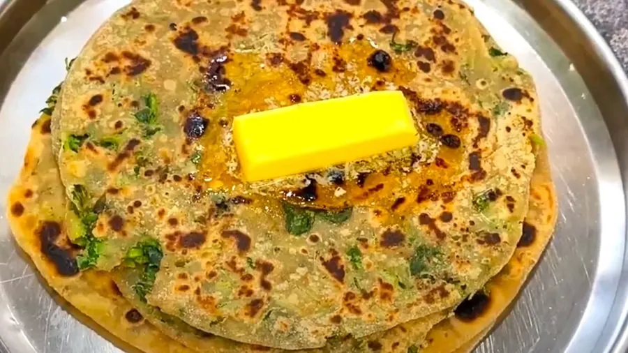 મેથીના પરાઠાની કડવાશને કહો અલવિદા! બસ લોટ બાંધતા પહેલાં મિક્સ કરો આ 'એક જાદુઈ વસ્તુ' અને નોંધી લો સંપૂર્ણ રેસીપી 2 Fenugreek Parathas