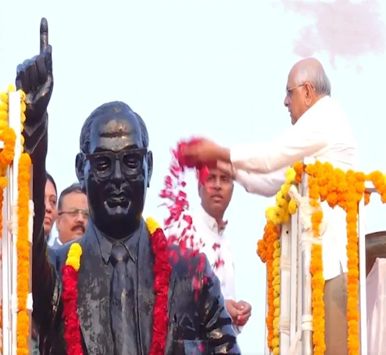 ગાંધીનગરમાં બંધારણ દિવસની હરખભેર ઉજવણી, મુખ્યમંત્રી ભૂપેન્દ્ર પટેલે આંબેડકર પ્રતિમાને અર્પ્યા પુષ્પ 2 constitution day gandhinagar india 1.jpeg