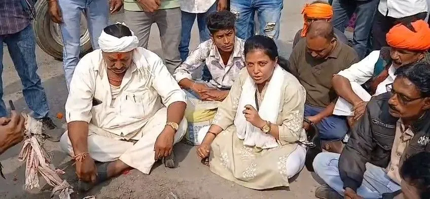 કરા નદીના પુલ પર રામધૂનથી થયો અનોખો વિરોધ 2 Chhota Udepur bridge protest 1.png