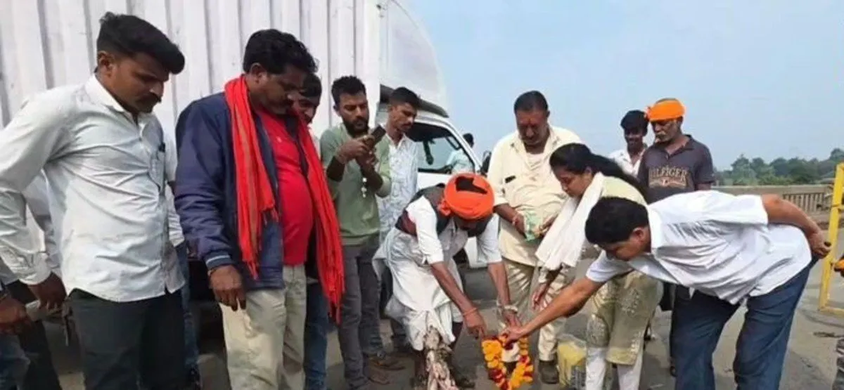 કરા નદીના પુલ પર રામધૂનથી થયો અનોખો વિરોધ 3 Chhota Udepur bridge protest 2.jpg