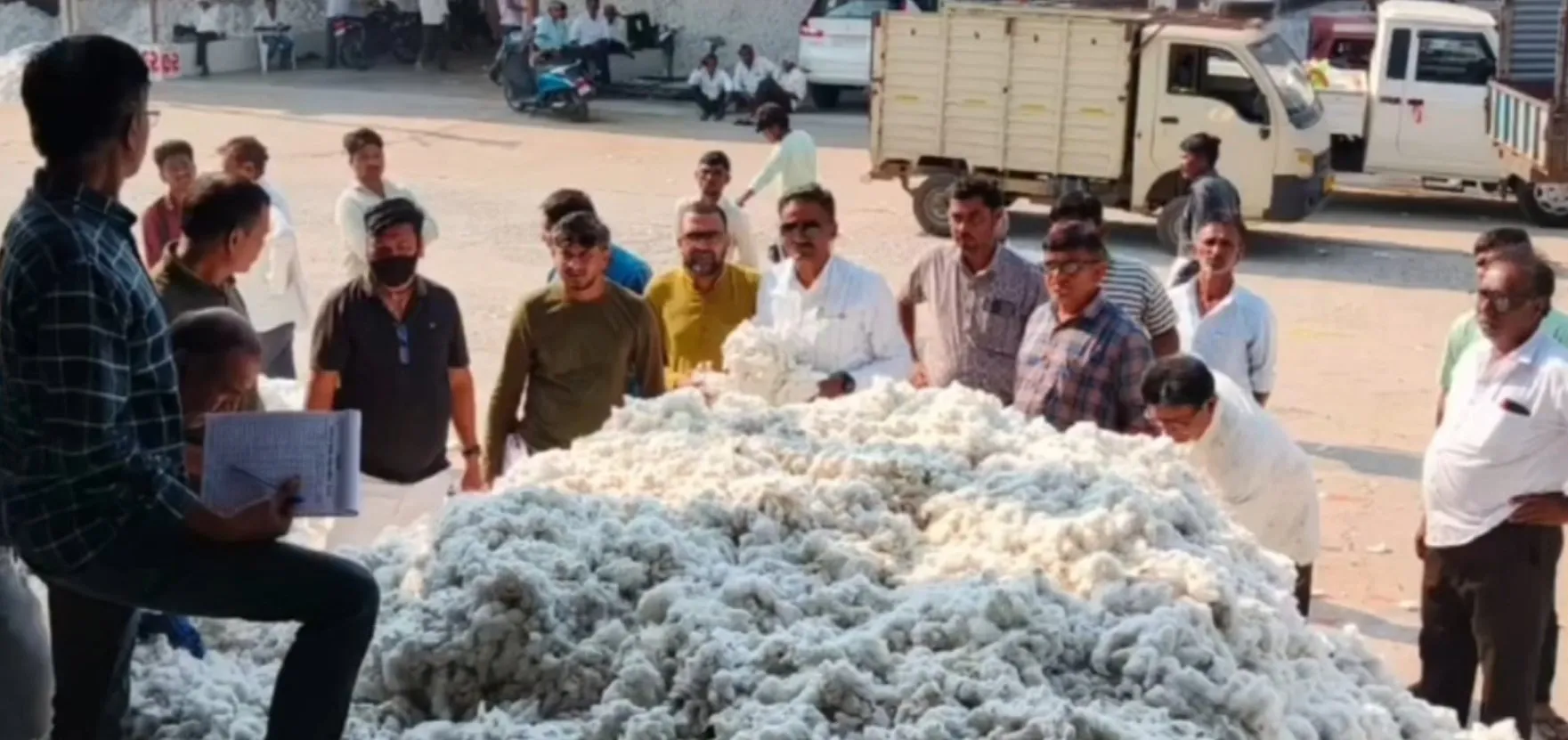 ઉનાવા માર્કેટયાર્ડમાં કપાસની સત્તાવાર એન્ટ્રી, ખેડૂતોમાં ખુશીની લહેર 2 Unawa marketing yard Cotton 2.jpeg