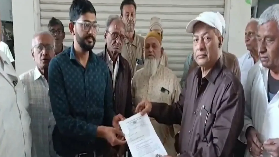 જૂનાગઢમાં પેન્શન વધારાની માગ સાથે અનોખું વિરોધ પ્રદર્શન 3 Junagadh pension increase protest 1.jpeg
