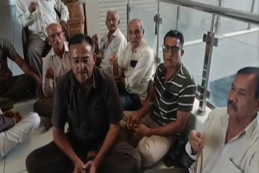 જૂનાગઢમાં પેન્શન વધારાની માગ સાથે અનોખું વિરોધ પ્રદર્શન 2 Junagadh pension increase protest 2.jpeg