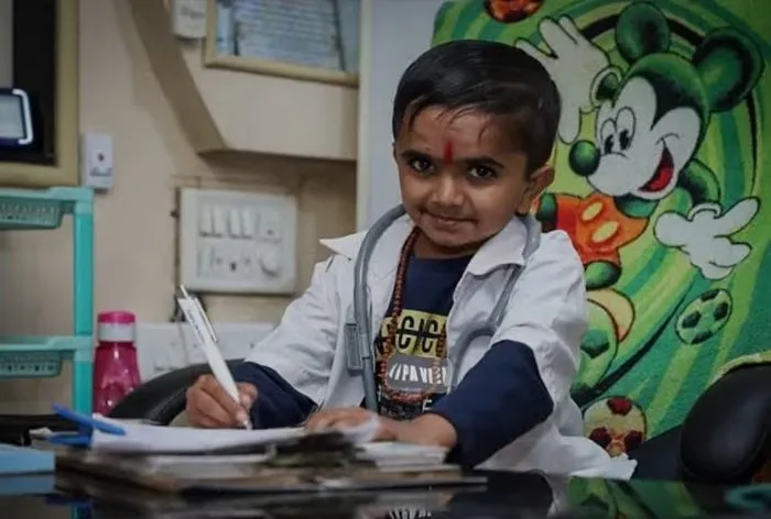 વામનત્વ સામે જીત: ગણેશ બારૈયાની અભૂતપૂર્વ સફર અને મેડિકલ ઓફિસર તરીકે નવી શરૂઆત 3 ganesh baraiya doctor success story 1.png