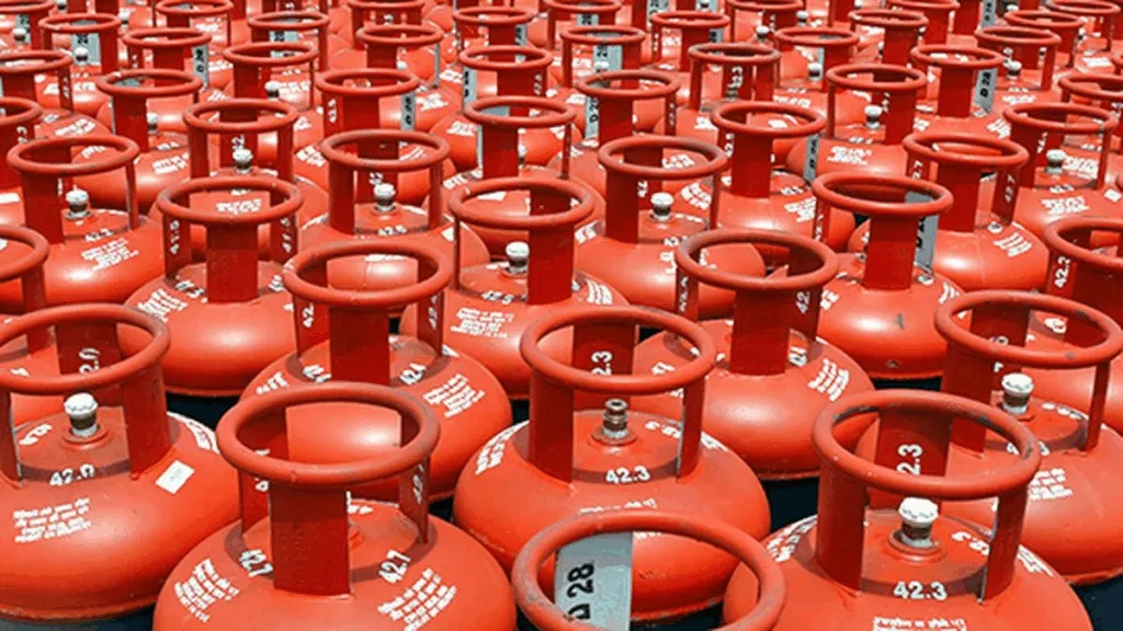 સરકારે દેશમાં પેટ્રોલ-ડીઝલ અને LPG ના પુરવઠા અંગે ફેલાયેલી અફવાઓ પર આપ્યું પૂર્ણવિરામ 3 illegal LPG cylinder trade gujarat 1