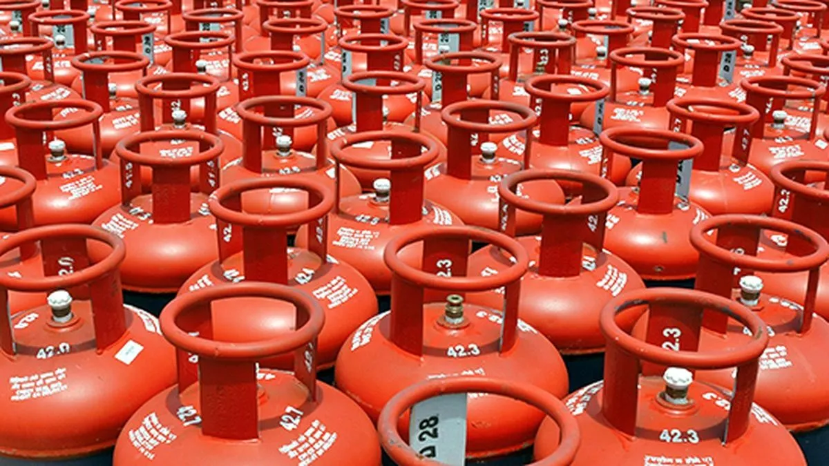 LPG પુરવઠો સુધારવામાં ચાર વર્ષ લાગી શકે છે, સરકારી અધિકારીનો દાવો 3 illegal LPG cylinder trade gujarat 1.png