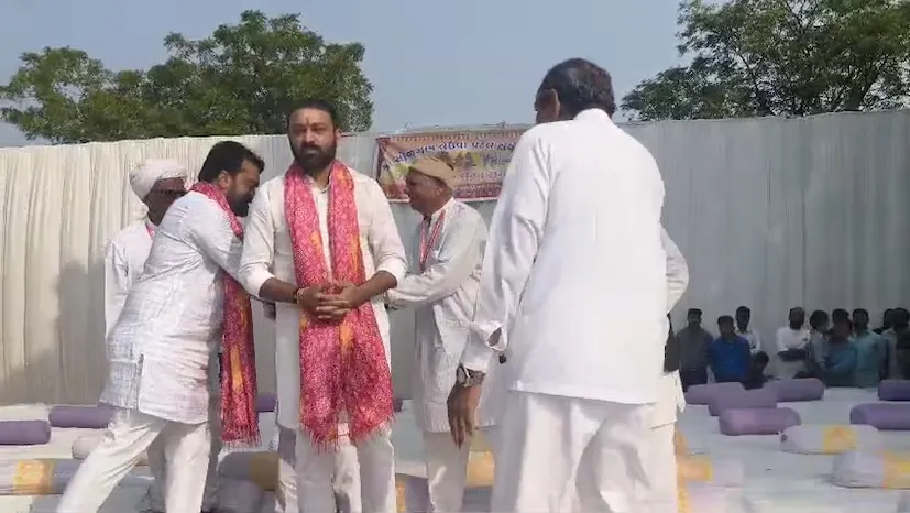 જયેશ રાદડિયાનો સંદેશ – દીકરીઓ પાઘડીની લાજ રાખે, યુવાનો જમીન ન વેંચે 3 jayesh radadiya speech gujarat 1.png