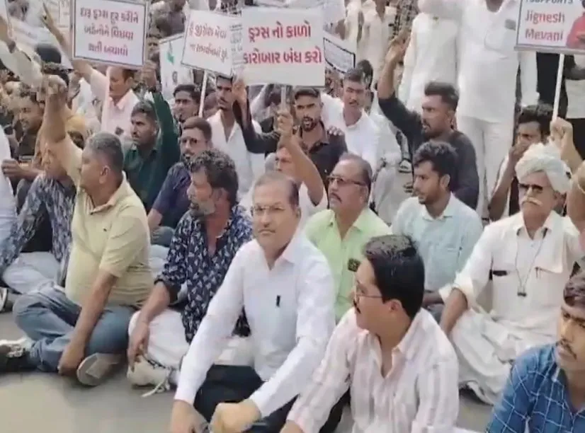 નશાબંધી મુદ્દે મોરબી-બનાસકાંઠા-ગીર સોમનાથમાં રેલીઓ 3 jignesh mewani liquor ban protest 1.jpeg