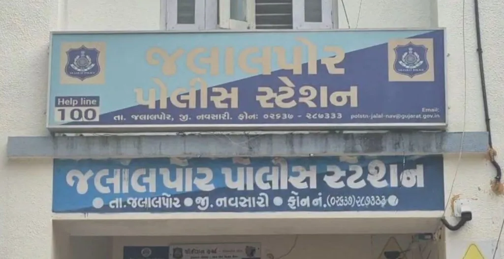 નવસારીમાં નેવીમાં નોકરી અપાવવાના બહાને 40 લાખની ઠગાઈ, 21 યુવાનો બન્યા ભોગ 2 job fraud case in navsari Gujarat 1.png