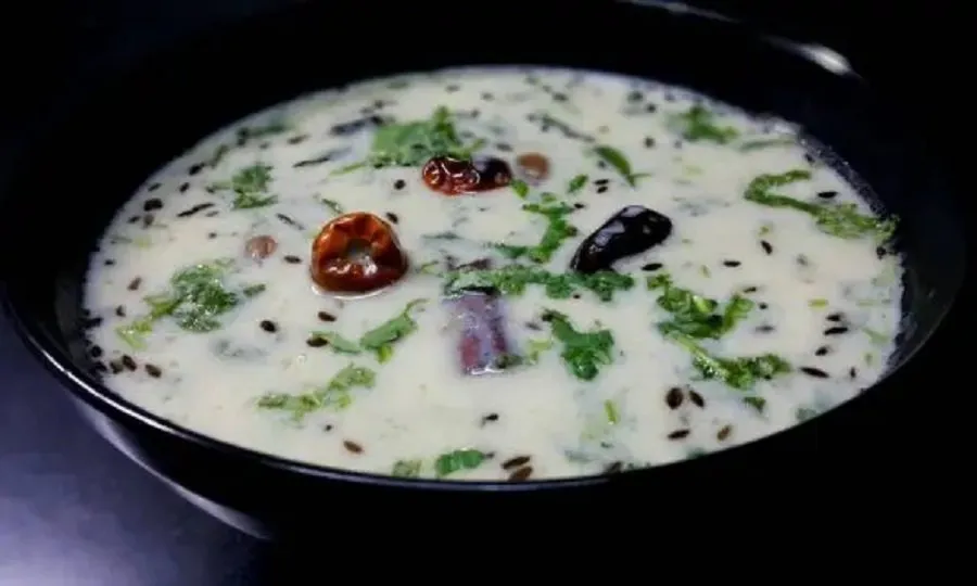 શું તમારી કઢી ફાટી જાય છે? આ ટિપ્સ સાથે બનાવો ખાટી-મીઠી ગુજરાતી કઢી 3 Gujarati khatti Meethi Kadhi