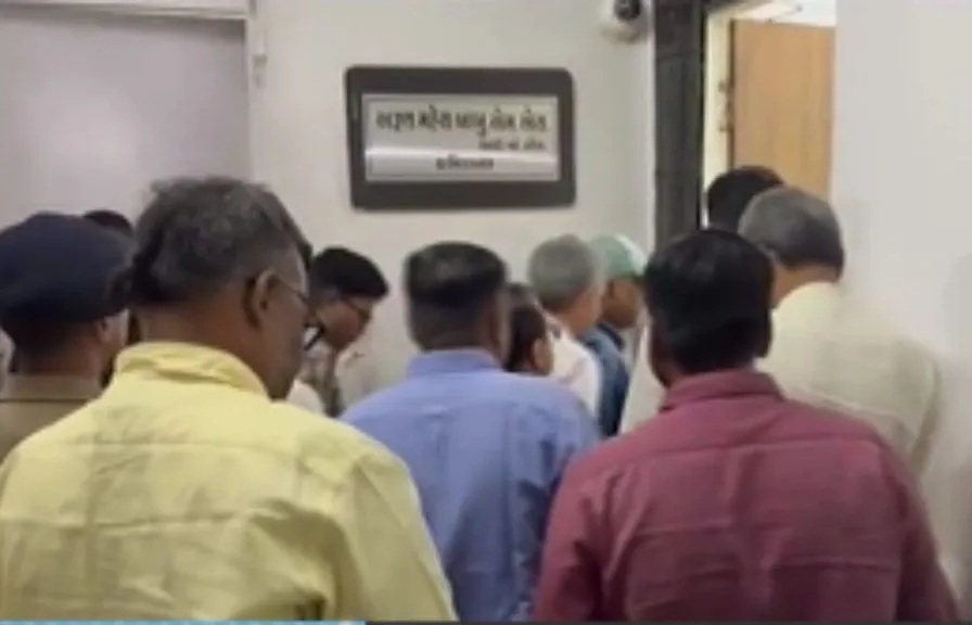 વડોદરા મનપામાં આંતરિક તણાવ તેજ: ક્લાસ-વન અધિકારીઓ માસ CL પર 3 Vadodara VMC officers dispute 1.png