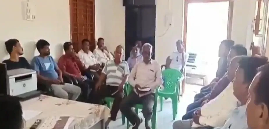વાલિયામાં શેરડી કાપણી અચાનક અટકતાં ખેડૂતોમાં ભારે આક્રોશ ફાટી નીકળ્યો 3 Valia Sugarcane Harvest Issue 1.jpeg