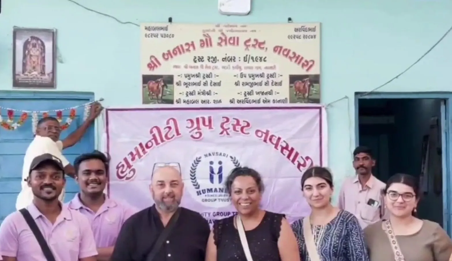 પુણ્યતિથિ પર ગાયોની સેવા કરીને વિદેશી દાતાઓએ માનવતાની નવી મિસાલ ઊભી કરી 2 NRI cow service 2.jpeg