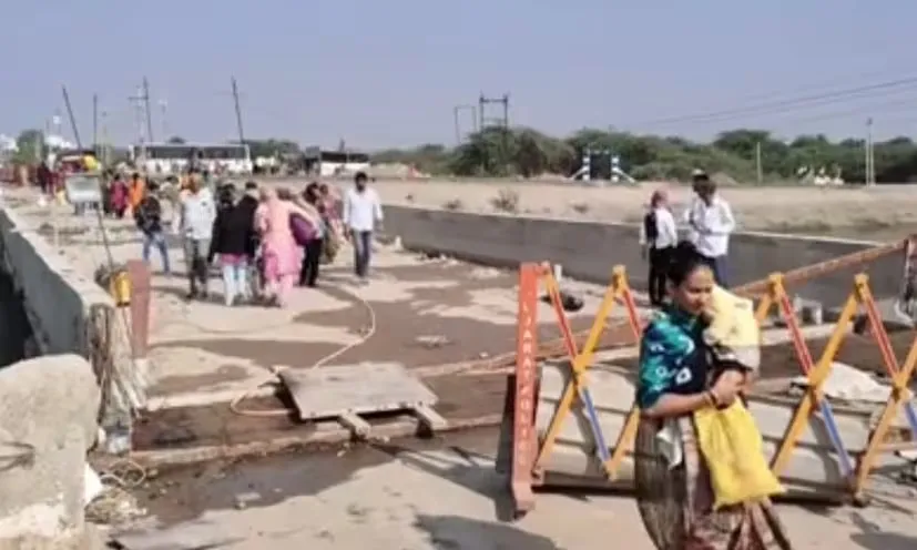 દૂધરેજ નર્મદા કેનાલ બ્રિજ સમયસર ન ખુલતાં વાહનચાલકોની મુશ્કેલીઓમાં વધારો 3 dudhrej canal bridge delay 2