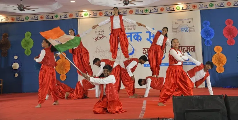 ગુજરાત વિદ્યાપીઠના શતાબ્દી મહોત્સવમાં વિદ્યાર્થીઓની સાંસ્કૃતિક રજૂઆતોનો ભવ્ય નજારો 3 gujarat vidyapith centenary celebration 2.png