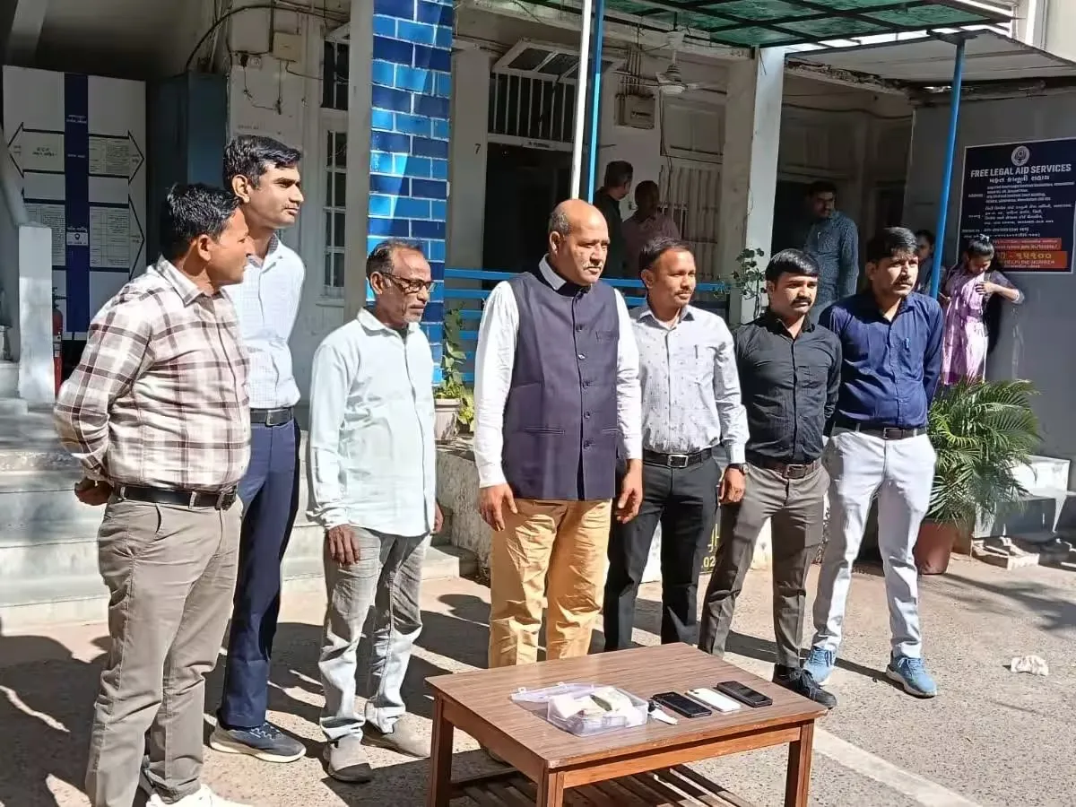 ઇન્કમટેક્સ પાસે ક્લિનિકમાં ચોરી, દર્દીની આડમાં ગઠિયાઓએ પાંચ લાખ ઉચક્યા 2 income tax clinic theft Gujarat 2.png