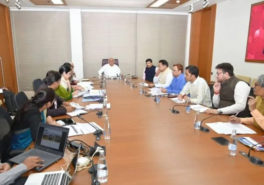 ગાંધીનગરમાં આજે મહત્વપૂર્ણ નિર્ણયો લેતી કેબિનેટની બેઠક 2 CM Bhupendra Patel cabinet meeting 1.jpeg