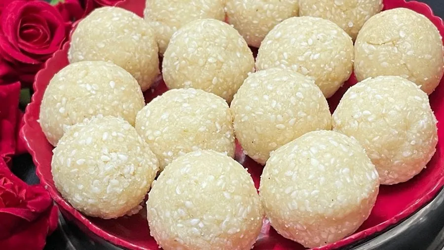 શિયાળામાં શરીરને ગરમ રાખવા બનાવો 'તલ અને માવા'ના પૌષ્ટિક લાડુ 3 ladu1.jpg