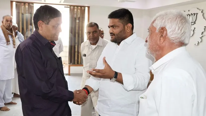 હાર્દિક પટેલના પગારનો સંપૂર્ણ ઉપયોગ લોકહિતમાં, શૈક્ષણિક અને સામાજિક કાર્યોને મળ્યો મોટો ટેકો 3 hardik patel viramgam seva 1.png