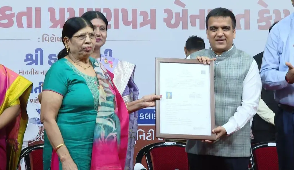 અમદાવાદમાં નાગરિકત્વ વિતરણનો ભવ્ય કાર્યક્રમ, 195 પરિવારોને મળી નવી ઓળખ 3 harsh sanghvi citizenship ahmedabad 1.png
