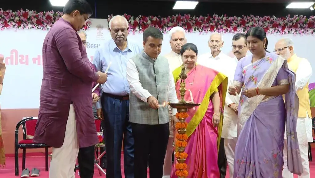અમદાવાદમાં નાગરિકત્વ વિતરણનો ભવ્ય કાર્યક્રમ, 195 પરિવારોને મળી નવી ઓળખ 2 harsh sanghvi citizenship ahmedabad 2.png