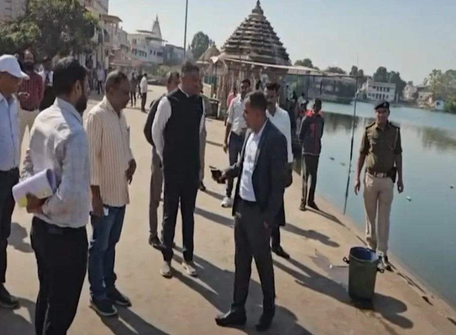 ડાકોરમાં ગંદકી અને ટ્રાફિક મુદ્દે કલેક્ટરની અચાનક કાર્યવાહી 2 kheda collector gomti ghat 1.jpeg