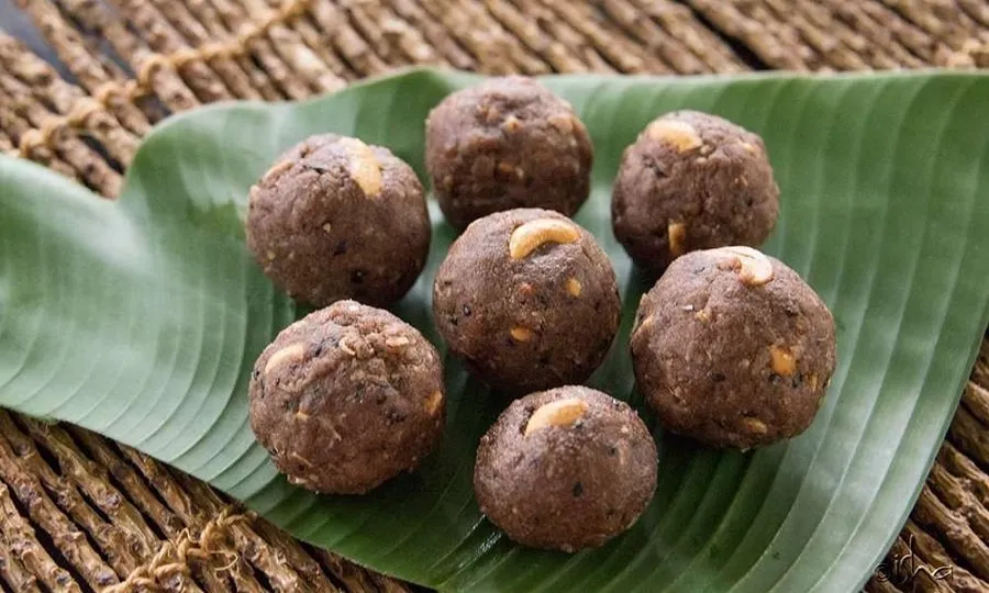 બાળકોના વિકાસ અને મહિલાઓના સ્વાસ્થ્ય માટે વરદાન છે રાગીના લાડુ, જાણો કેવી રીતે બનાવશો. 3 Ragi Laddu