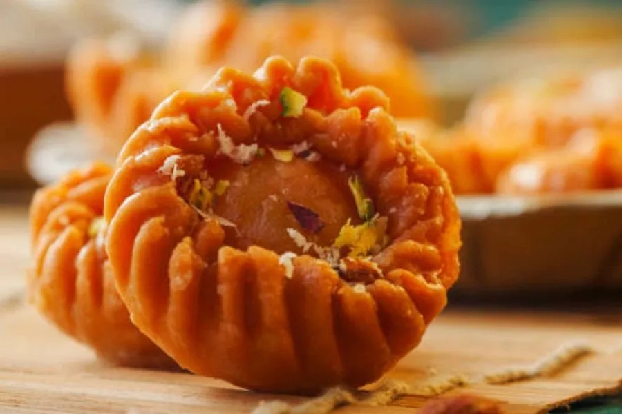 માત્ર 30 મિનિટમાં ઘરે બનાવો આ સ્વાદિષ્ટ અને રસદાર મીઠાઈ 'ચંદ્રકલા' 2 Chandrakala Recipe