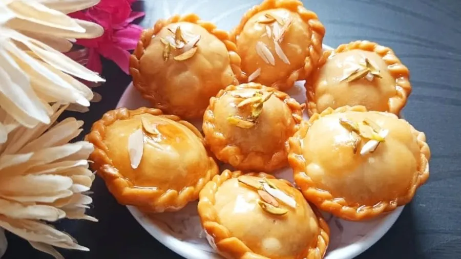 માત્ર 30 મિનિટમાં ઘરે બનાવો આ સ્વાદિષ્ટ અને રસદાર મીઠાઈ 'ચંદ્રકલા' 3 Chandrakala Recipe