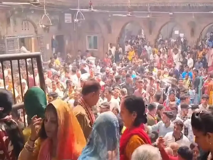 બાંકે બિહારી મંદિર વિવાદ: VIP દર્શન અને ભોગની પરંપરામાં ફેરફાર! જાણો સુપ્રીમ કોર્ટના હસ્તક્ષેપ પછીની ગંભીર સ્થિતિ 3 bakibhiari2.jpg