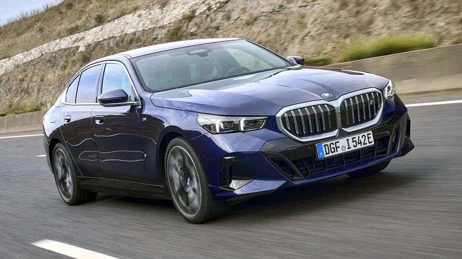 વર્ષના અંતે કાર લેવાનો સુવર્ણ અવસર: BMW પર ₹2 લાખનું ડિસ્કાઉન્ટ, જાણો અન્ય કંપનીઓની ધમાકેદાર ઓફર્સ 2 BMW2.jpg