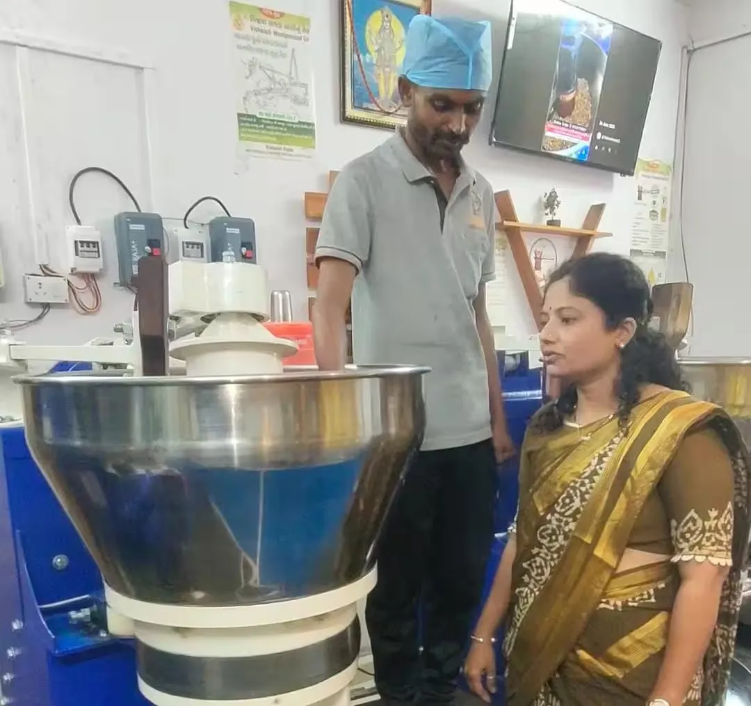 વડોદરાની ચેતનાબેન ચૌહાણ બની આત્મનિર્ભરતાની પ્રેરણા, ઘાણીના તેલથી ઊભો કર્યો સફળ વ્યવસાય 3 vadodara chetnaben chauhan groundnut oil business 2.png