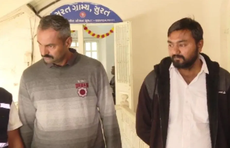 નકલી પોલીસના કેસમાં અસલી પોલીસ જ લાંચના જાળમાં ફસાઈ 3 surat kim fake police Corruption Case.png