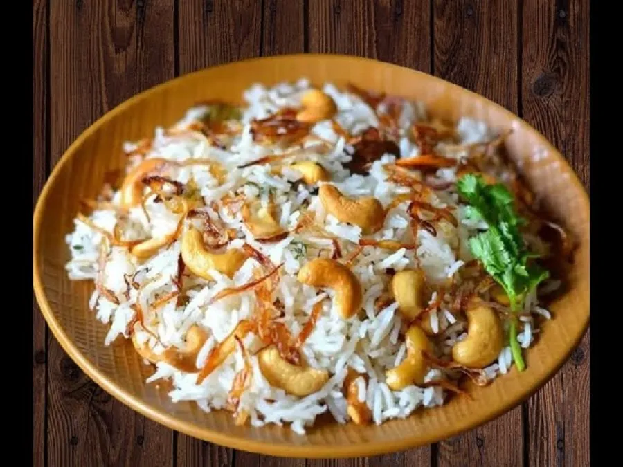 મેહમાનો માટે કંઈક ખાસ બનાવવું છે? તો ટ્રાય કરો શાહી 'કાજૂ પુલાવ', મજેદાર સ્વાદ જીતી લેશે સૌનું દિલ 2 Cashew Pulao