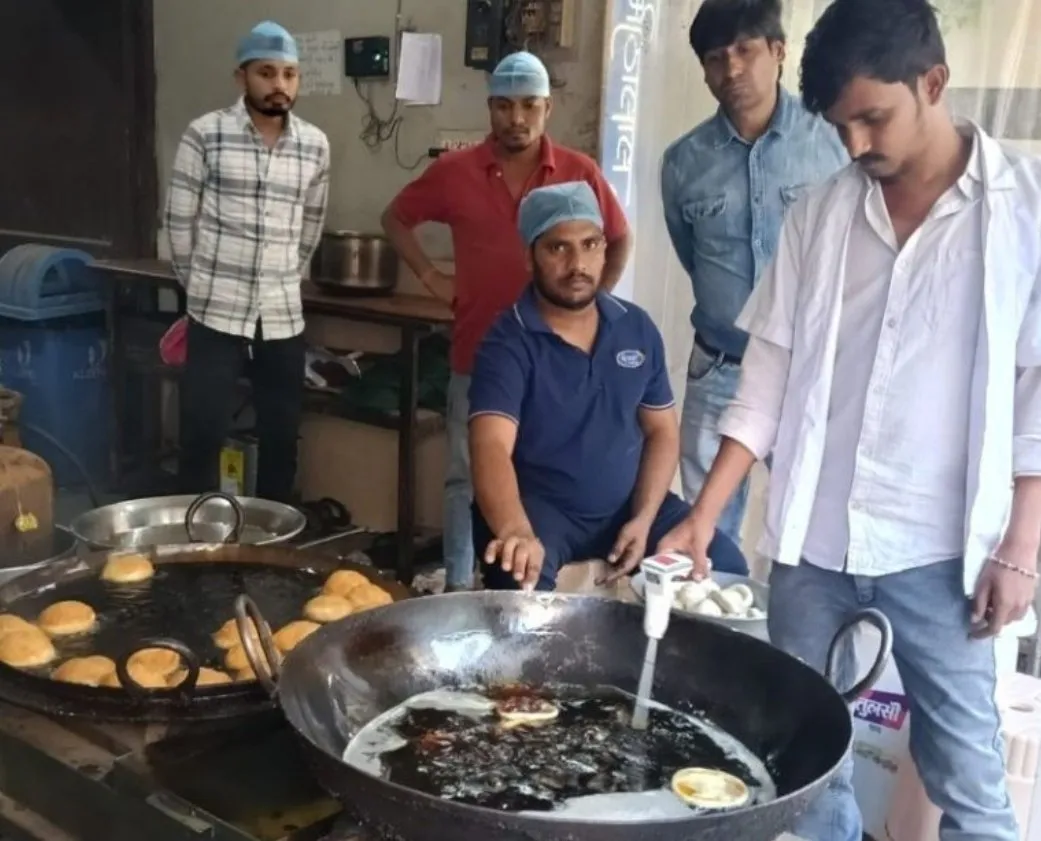 દાહોદમાં ફૂડ એન્ડ ડ્રગ વિભાગની અચાનક રેડ, ગરબાડાનગરની 14 નાસ્તા દુકાનોમાં તપાસ 2 Dahod Food Drug Department Checking 1.jpeg