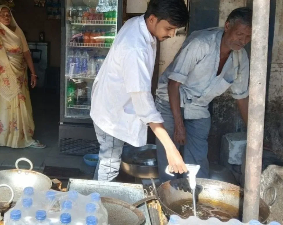 દાહોદમાં ફૂડ એન્ડ ડ્રગ વિભાગની અચાનક રેડ, ગરબાડાનગરની 14 નાસ્તા દુકાનોમાં તપાસ 3 Dahod Food Drug Department Checking 2.jpeg
