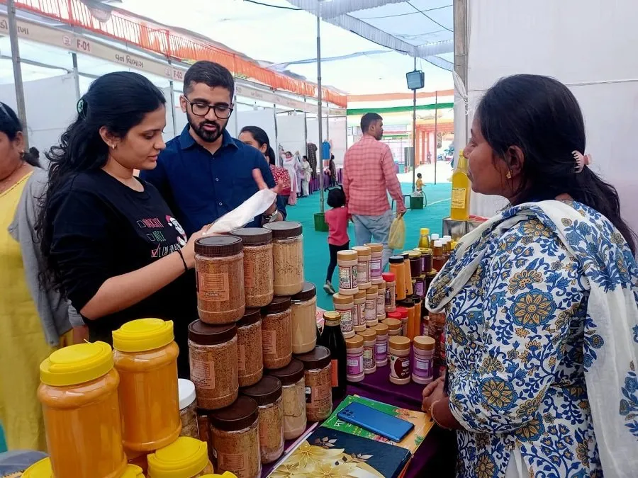 વલસાડમાં ‘‘સશક્ત નારી મેળો’’ સખી મંડળની બહેનો માટે ખરા અર્થમાં સાર્થક બન્યો, ૩ દિવસમાં રૂ. ૧૮ લાખનું વેચાણ થયું! 2 val.jpg