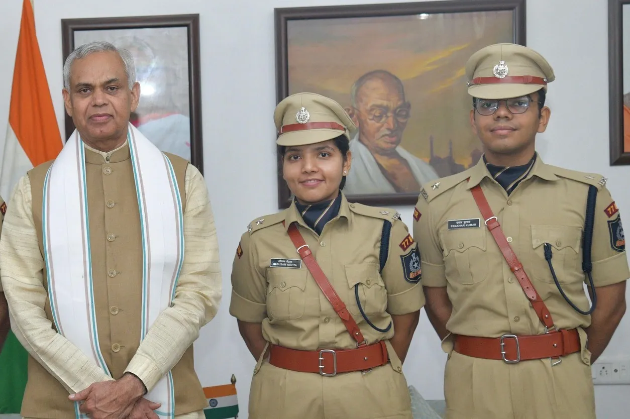 લોકભવનમાં પ્રોબેશનરી IPS અધિકારીઓ સાથે રાજ્યપાલની પ્રેરક મુલાકાત 3 Governor Acharya Devvrat IPS Officers Guidance 1.png