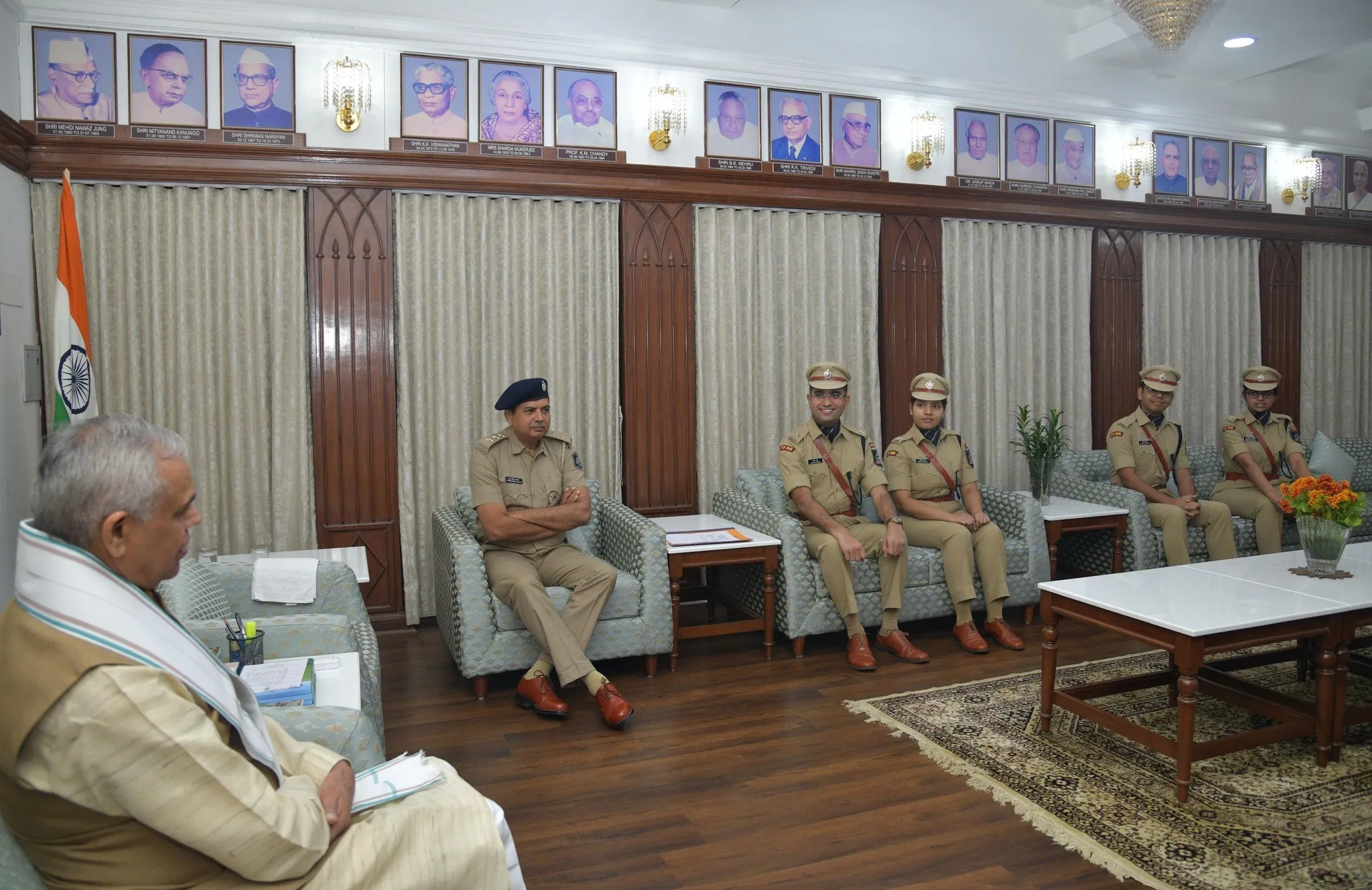 લોકભવનમાં પ્રોબેશનરી IPS અધિકારીઓ સાથે રાજ્યપાલની પ્રેરક મુલાકાત 2 Governor Acharya Devvrat IPS Officers Guidance 2.png