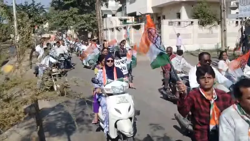 સરકારની નીતિઓ સામે કોંગ્રેસની જનઆક્રોશ યાત્રા, વડોદરામાં જનતાનો ભારે પ્રતિસાદ 3 Gujarat Congress Jan Aakrosh Yatra 1.png