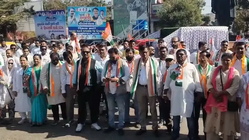સરકારની નીતિઓ સામે કોંગ્રેસની જનઆક્રોશ યાત્રા, વડોદરામાં જનતાનો ભારે પ્રતિસાદ 2 Gujarat Congress Jan Aakrosh Yatra 2.png