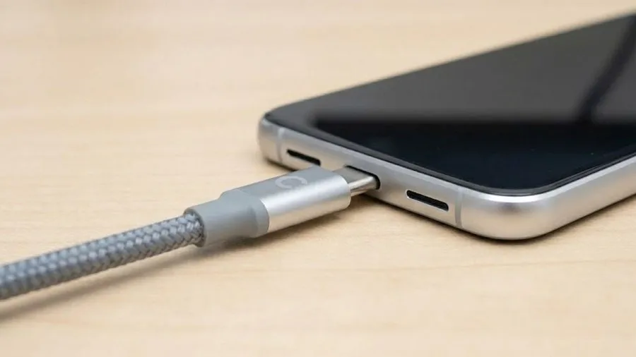 માત્ર ચાર્જિંગ જ નહીં, ફોનનું USB-C પોર્ટ કરી શકે છે આ 5 ચોંકાવનારા કામ 2 USB-C port