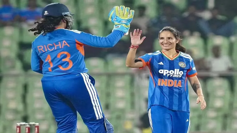 IND W vs SL W: રેણુકાની 4 વિકેટ અને શેફાલીનું વિસ્ફોટક 79, ભારત 3-0થી શ્રેણી જીતે 3 sefali.jpg