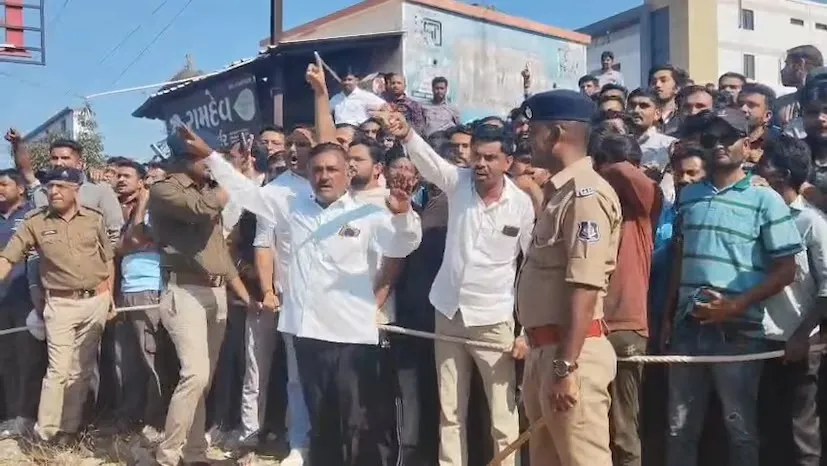 બનાસકાંઠા ભરત ચૌધરી હત્યાકાંડ: આરોપીઓની જાહેરમાં પિટાઈ બાદ પોલીસ કાર્યવાહી પર સવાલ, માળી સમાજ લાલઘુમ 2 Palanpur murder case police action 1.png